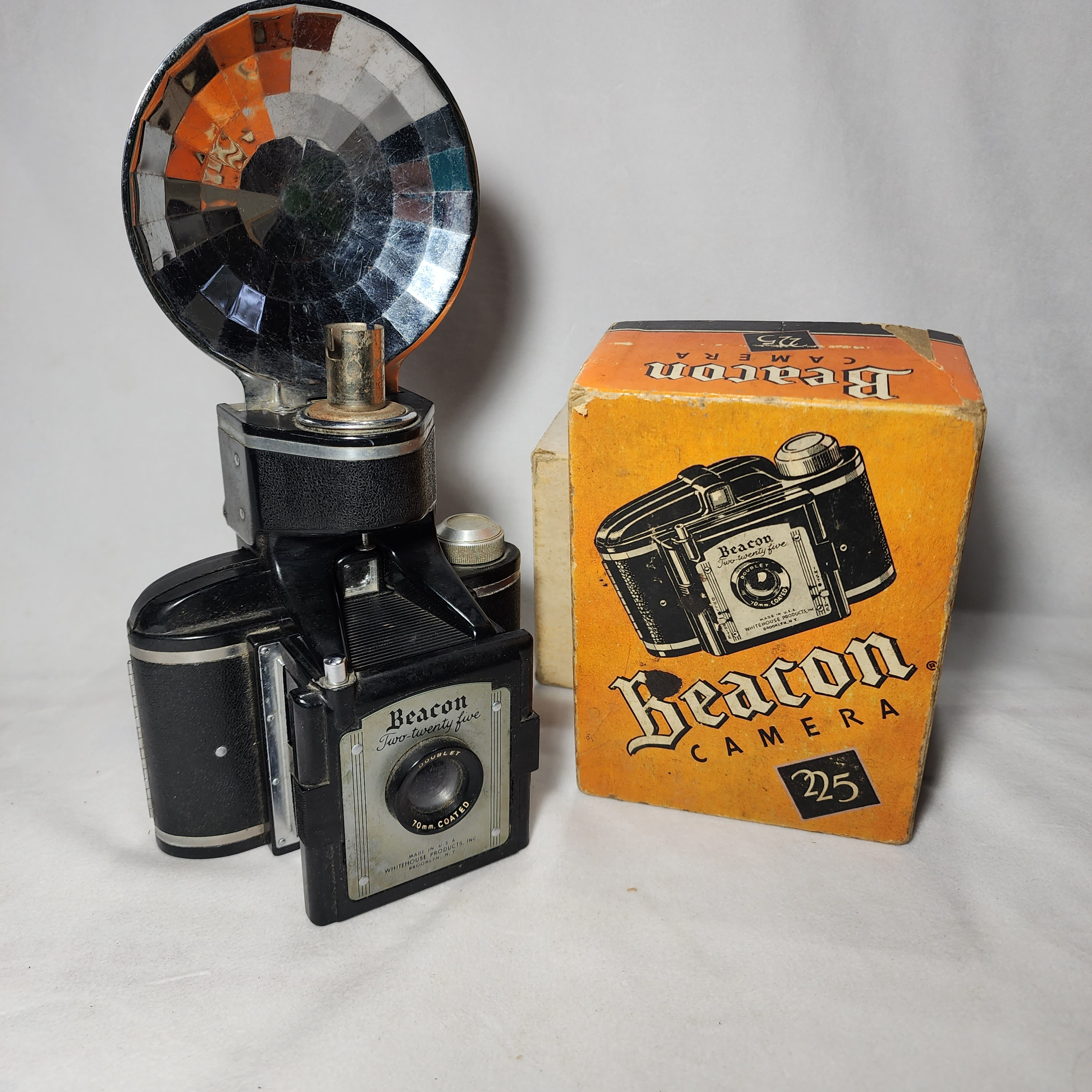 Vintage BEACON CAMERA 225 With Box and Flash Synchronizer