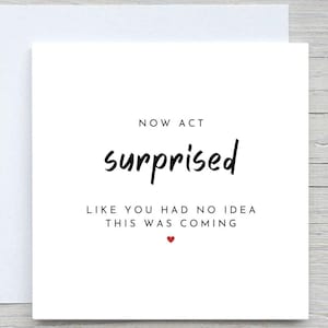 Tarjeta de dama de honor personalizada: Tarjeta de boda &quot;Ahora actúa con sorpresa&quot;