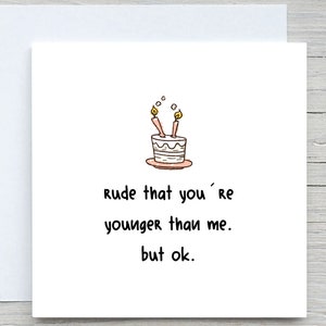 Cartão de aniversário engraçado, rude que você seja mais novo que eu. Mas ok, cartão de aniversário personalizado, para ela, para ele