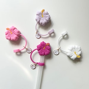 Funda de pajita Stanley de verano, gorra de pajita con flores personalizada, adorno de pajita con hibisco, accesorio Stanley con funda de pajita, dije de letra personalizado