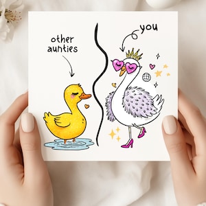 Könnte beinhalten: Humorvolle Grußkarte mit einer Illustration, die „andere Tanten“ mit „du“ vergleicht. Die „anderen Tanten“ werden durch ein gelbes Entlein dargestellt, während „du“ ein glamouröser Schwan mit herzförmiger Sonnenbrille und Krone bist.