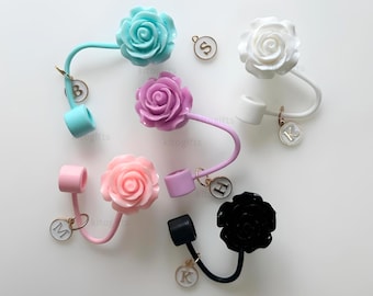 Capa de palha Stanley Flower: Topper de silicone com rosas e pingente de letras