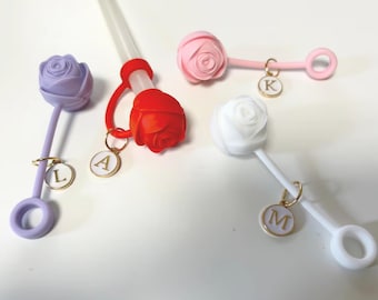 Topper de palha rosa: acessório personalizado para copo Stanley com pingente de letra de liga
