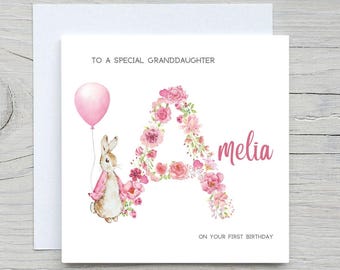 Gepersonaliseerde verjaardagskaart konijn: bloemen initiaal, eerste verjaardag babymeisje