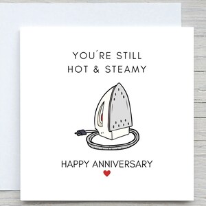 Divertente biglietto di anniversario, biglietto di anniversario per il marito, ancora caldo e fumante, biglietto di anniversario per il fidanzato, regalo di anniversario, per la moglie,