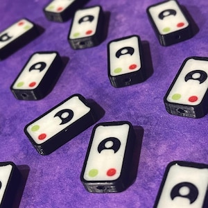 Puede incluir: Una colecci&oacute;n de cuentas rectangulares con borde negro y cara blanca. Cada cuenta muestra un icono de usuario negro en la parte superior, con un peque&ntilde;o c&iacute;rculo verde en la parte inferior izquierda y un c&iacute;rculo rojo en la parte inferior derecha.