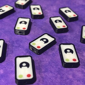 Puede incluir: Una colecci&oacute;n de cuentas rectangulares con un marco negro y un centro blanco. Cada cuenta muestra un icono de usuario negro en la parte superior, con un peque&ntilde;o c&iacute;rculo verde abajo a la izquierda y un c&iacute;rculo rojo abajo a la derecha.