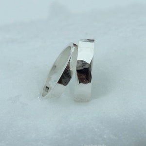 Minimalistische gehamerde ring "Havsklippa", handgemaakt van 925 zilver