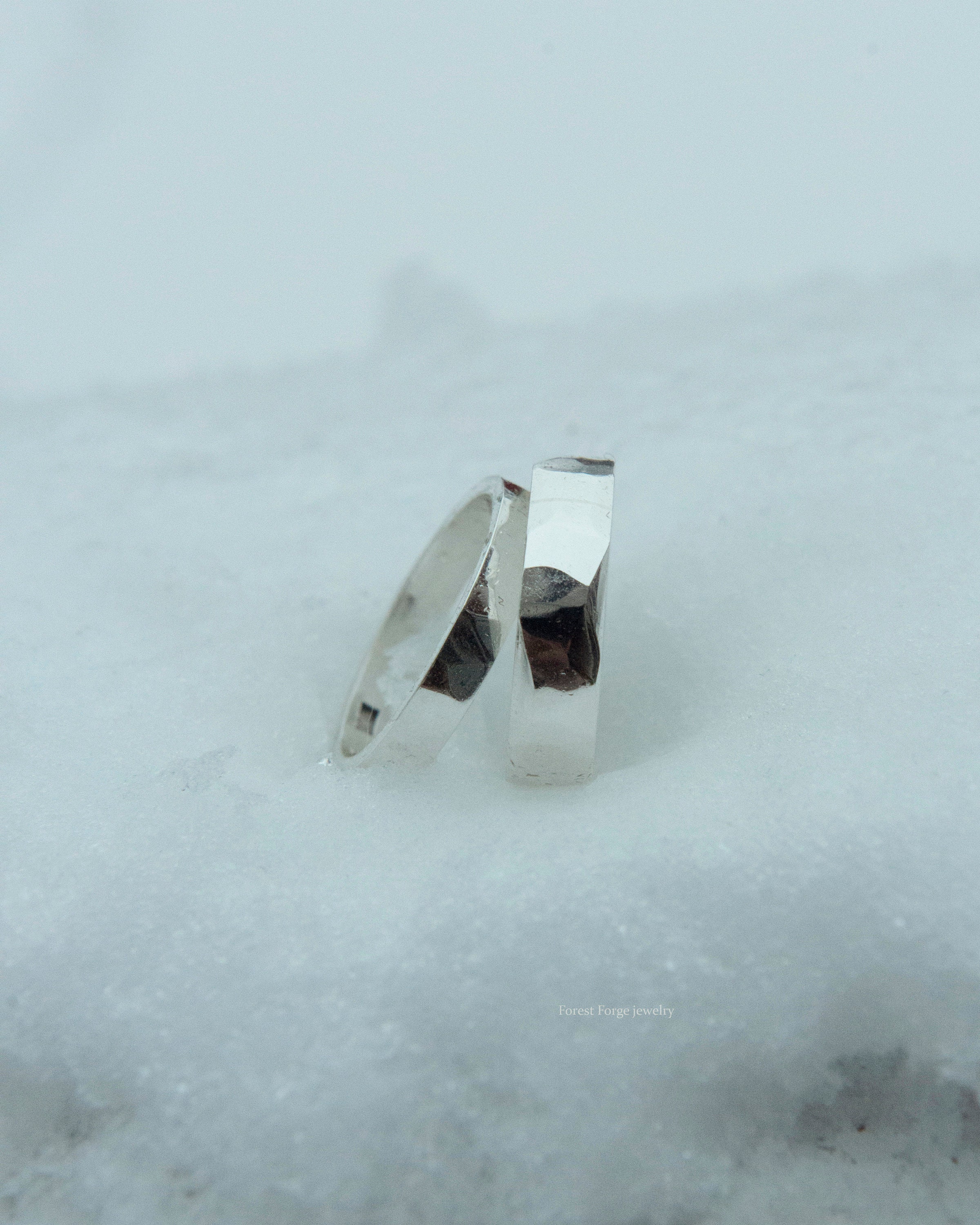 ミニマリストなハンマーリング「Havsklippa」、925シルバーで手作り