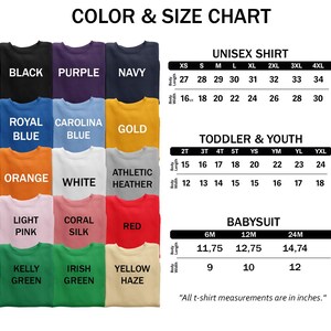 Peut inclure: Tableau des couleurs et des tailles pour les chemises unisexes, les chemises pour tout-petits et les jeunes, et les bodys pour b&eacute;b&eacute;s. Le tableau comprend une vari&eacute;t&eacute; de couleurs, notamment le noir, le violet, le marine, le bleu royal, le bleu Caroline, l'or, l'orange, le blanc, le gris chin&eacute;, le rose clair, la soie corail, le rouge, le vert kelly, le vert irlandais et le jaune brume. Le tableau comprend &eacute;galement les mesures de la longueur et de la largeur du corps en pouces.