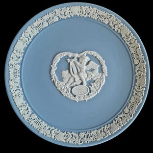 Wedgwood Jasperware Valentine&#39;s Day Plate 1998 Cupid Playing his Lyre