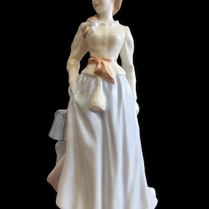 Royal Doulton Figurine Fair Maid HN4222 – Royal Doulton Figurine Bone China