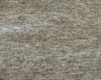 Felpa grigia in pile: materiale confortevole e accogliente (41 pollici)