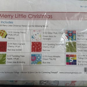 Puede incluir: Un kit de tela titulado "Merry Little Christmas" con varias muestras de tela. El kit incluye un patrón y telas con diseños festivos como copos de nieve, cajas de regalo y árboles de Navidad. El kit mide 92,7 x 52,1 cm.