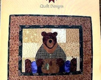 Motif d&#39;appliqué ours à cheval par l&#39;ours en bois : courtepointe, suspension murale ou projet créatif