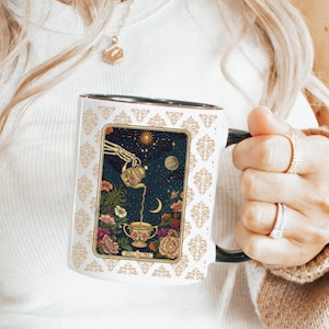 Verschütten Sie den Tee Tarot Karte Becher, lustige Tarot Becher, Skelett Tarot Karte, Witchy Becher, Witchy Teebecher, Floral Tarot Becher, Punny Geschenk, Geschenk für Sie