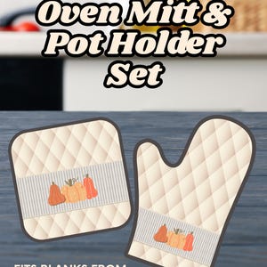 Puede incluir: Un juego de manopla y agarradera. El conjunto presenta un diseño acolchado de color crema con una banda decorativa que muestra calabazas naranjas. El texto "Oven Mitt & Pot Holder Set" está en la parte superior y "FITS BLANKS FROM DBGSUPPLYCO.COM" en la parte inferior.
