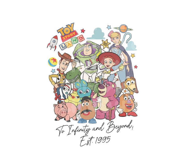 Op de afbeelding: Een kleurrijke illustratie van de Toy Story-personages, waaronder Woody, Buzz Lightyear, Jessie en Mr. en Mrs. Potato Head. De personages zijn in een cirkel rond de woorden "To Infinity and Beyond! Est. 1995" gerangschikt.