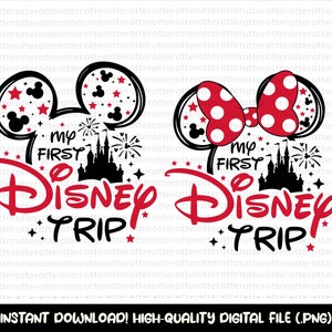Peut inclure: Une conception numérique représentant deux oreilles de Mickey Mouse, l'une avec un nœud rouge et l'autre avec des étoiles rouges. Le texte "My First Disney Trip" est écrit en rouge et noir avec une silhouette du château de Cendrillon et des feux d'artifice.