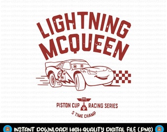 Könnte beinhalten: Rote und weiße digitale Illustration von Lightning McQueen, einem roten Rennwagen mit der Nummer 95 an der Seite, aus dem Disney Pixar Film Cars. Der Text "LIGHTNING MCQUEEN" befindet sich über dem Auto in einer roten, abgenutzten Schriftart. Der Text "PISTON CUP RACING SERIES" und "S TIME CHAMP" befindet sich unter dem Auto.