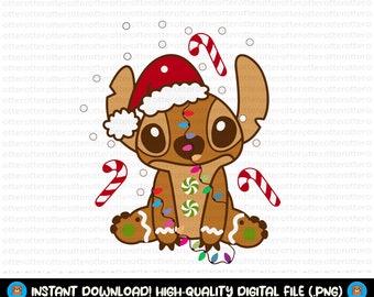 Könnte beinhalten: Eine Lebkuchen-Stitch-Figur, die einen roten Weihnachtsmann-Hut und Weihnachtslichter trägt. Die Figur sitzt mit gekreuzten Beinen und hält in jeder Hand einen Zuckerstock.