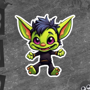 Puede incluir: Una pegatina de duende de dibujos animados con piel verde, ojos morados y cabello azul oscuro. El duende lleva un atuendo negro con detalles en naranja. La palabra "BOO" está escrita con letras negras, y hay decoraciones de Halloween.