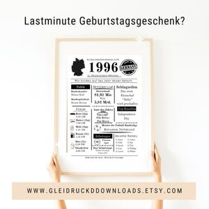以下が含まれることがあります： 1996年のドイツ地図とドイツ語のテキストが印刷されたフレーム入りプリント。政治、価格、人口、その年の人気イベントに関する情報が含まれています。 EtsyショップのURLが下にあります。