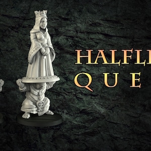 Puede incluir: Una figura en miniatura de una reina halfling que lleva una corona y un vestido largo. La reina está de pie sobre una figura más pequeña, que está arrodillada y sostiene una plataforma.