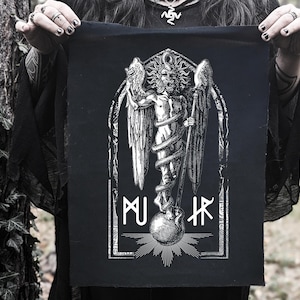 Op de afbeelding: Zwart-witte patch met een gedetailleerde illustratie van een gevleugelde figuur met een slang om zijn lichaam gewikkeld. De figuur staat op een bol met het woord "MUKR" in runen eronder.