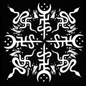 Puede incluir: Ilustración en blanco y negro de un diseño geométrico estilizado con una forma circular en el centro. El diseño presenta patrones repetitivos de serpientes, lunas y puntos.