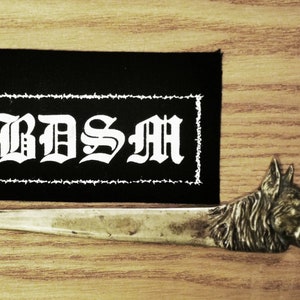 Toppa con stampa serigrafica BDSM, regalo per amanti del bondage, dominazione, sottomissione, shibari e kinbaku, toppa per giacca con vecchia tipografia inglese