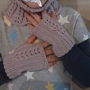 modele tricot moufles bébé marine avec cordon de couleur
