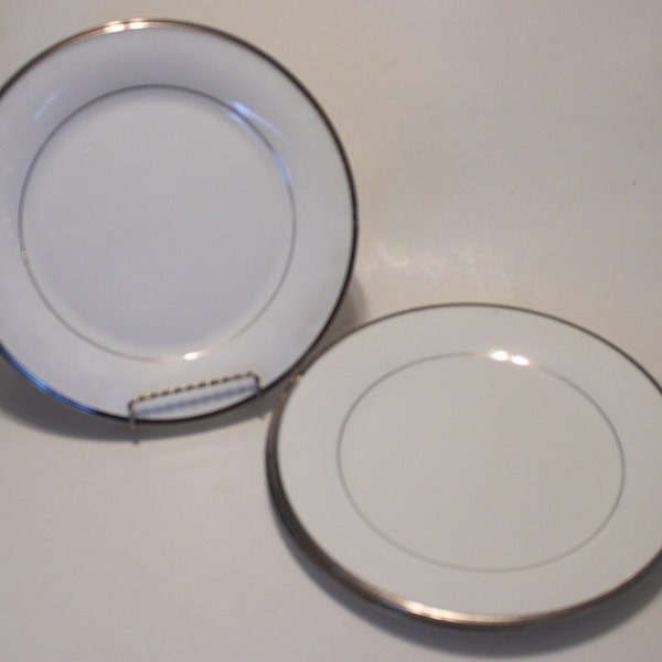 Lenox Solitaire white & platinum dinner plate, 10.75" diameter, beautiful piece! White, this is a sought-after discontinued line