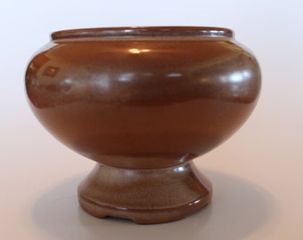 Cerâmica Frankoma # 22, plantador / vaso marrom, abertura de 6 &quot;, pés (chip no &#39;22&#39; na base e pequeno na lateral)