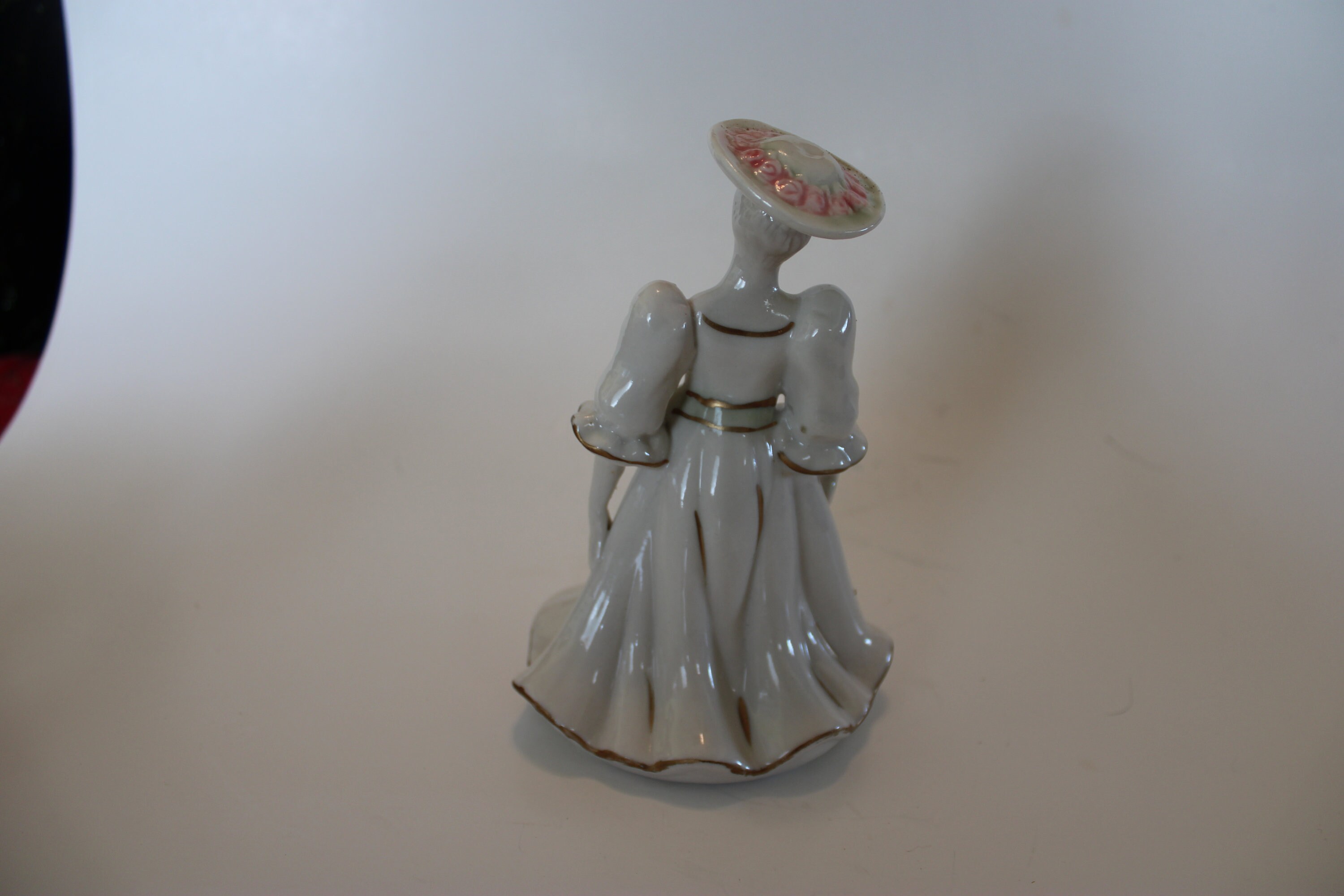 Vintage K S Collection Figurine Elegant Lady With A Broad Hat And Carrying A Bouquet Of Flowers Il P67j 