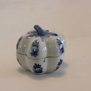 Chinoiserie Ceramic Tomato Shaped Trinket Box, 1970s