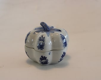 Chinoiserie Ceramic Tomato Shaped Trinket Box, 1970s