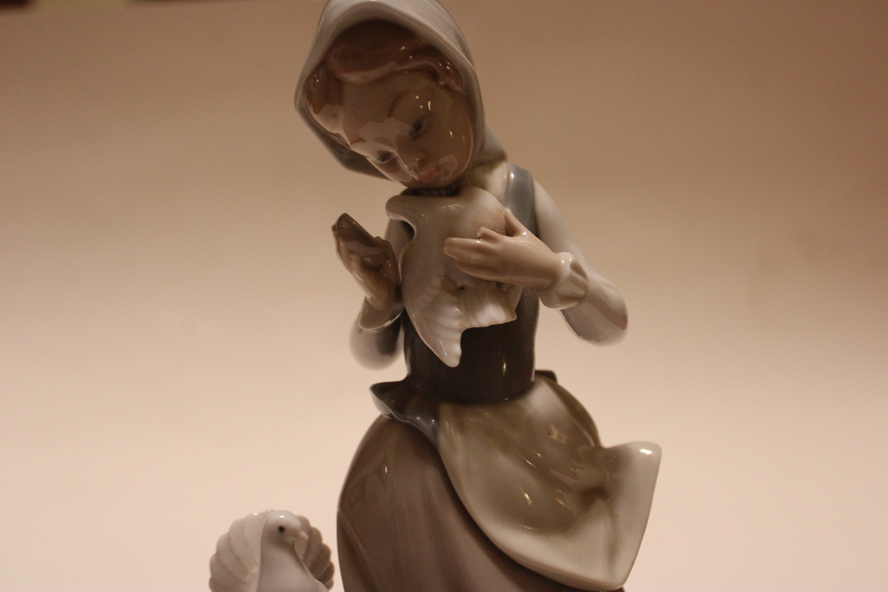 Lladro Figurine, Woman With Two Doves. Made in Spain, 8.75