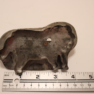 Lion cookie cutter, antique folk art handcrafted tin, spot welded. Lovely old item!