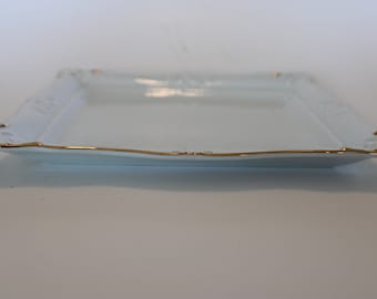 20 x 25 cm weiße rechteckige Servierschale mit Goldrand. Hergestellt in Japan