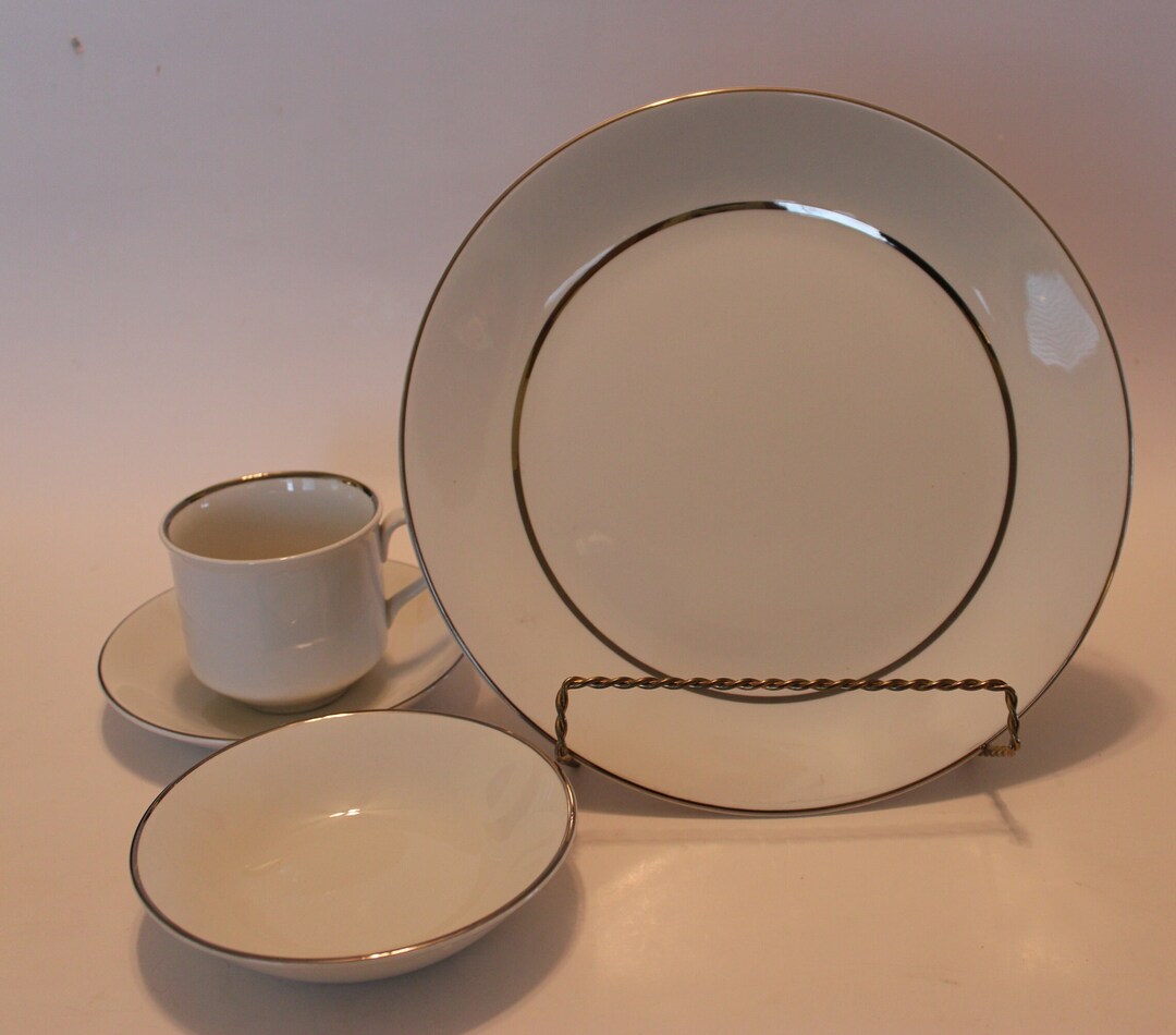 Beautiful Salem Dinnerware Boxed Set of Four Items Cup Saucer, Small