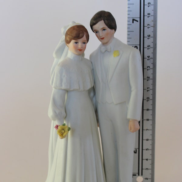 Enesco Wedding Couple Figurine, plays Mendelsohn's Wedding March. Made in Korea, works