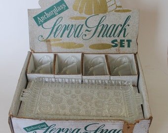 Anchor Hocking Anchorglass Serva-Snack set, 4 trays and 4 glasses in original (slightly damaged) box. 1950s