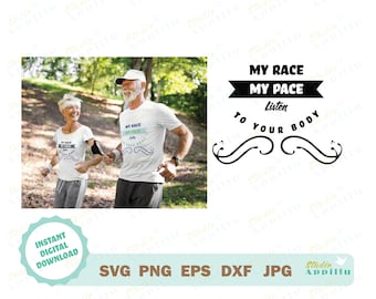 Puede incluir: Una descarga digital de un diseño que presenta a una pareja corriendo en un parque con el texto "My Race My Pace Listen To Your Body" en una camiseta blanca. El diseño está disponible en los formatos SVG, PNG, EPS, DXF y JPG.