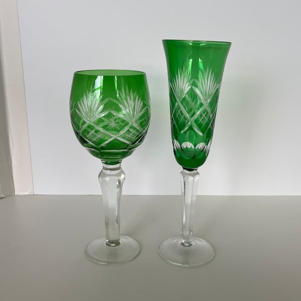 Set of 2 Green cut-to-clear wine glasses/green glassware/stemmed barware/Green wine glasses/Green drinkware