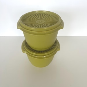 Set of 2 Vintage Tupperware 886 Servalier Harvest Avocado Green bowls with starburst snap-on lids/1970s kitchen/retro food containers/Pea
