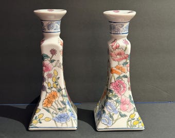 Vintage porslinsljusstakar i chinoiserie-stil, handmålade blomstermönster