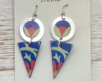 Niepowtarzalne, lekkie, artystyczne wiszące kolczyki w kolorze czerwonym, kremowym, niebieskim i srebrnym