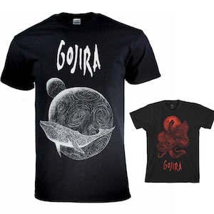 Op de afbeelding: Twee zwarte T-shirts met een witte grafische print van de band Gojira. Het eerste shirt heeft een walvis die voor een planeet zwemt. Het tweede shirt heeft een rode octopus met de naam van de band eronder.