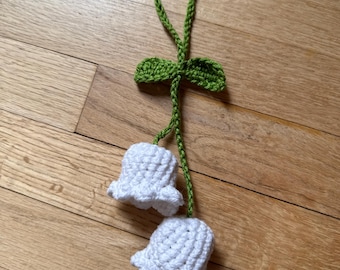 Dije de bolso de crochet hecho a mano - Lirio de los valles - Rosa y blanco